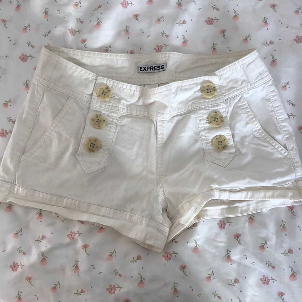 Super cute button front express shorts